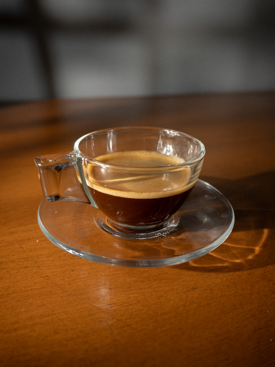 xícara de expresso sobre mesa de madeira